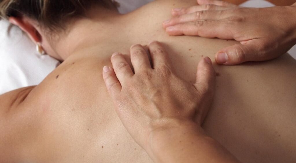 Konventionel massage med fokus på skulder og nakke